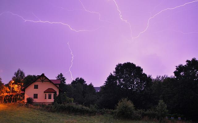 bouřka nad krajinou